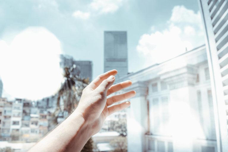 Hånd som strekker seg frem.